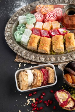 Geleneksel Türk Pastası Pistachio Dry Baklava kahve ve lezzetlerle. Kutlamaların kavramsal görüntüsü. Üst görünüm.