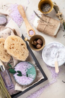 Organik kozmetik konsepti, yağlı cam şişe, pipet ve lavanta çiçekleri, arka planda fırça. Ev yapımı kozmetik ve güzellik konsepti. Üst görünüm.