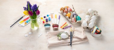 Paskalya yumurtası resmi. Tatiller ve yaratıcılık. Gelenek kavramı. Üst manzara, panorama