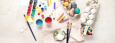 Paskalya yumurtası resmi. Tatiller ve yaratıcılık. Gelenek kavramı. Üst manzara, panorama