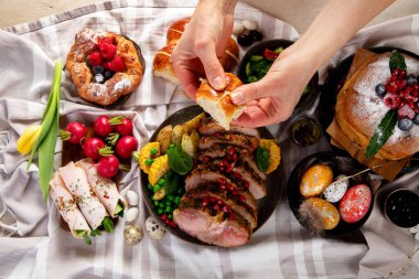 Neşeli Paskalya masası. Etkinlikteki geleneksel yemekler. Tatil konsepti. Üst görünüm