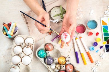 Paskalya yumurtası resmi. Tatiller ve yaratıcılık. Gelenek kavramı.