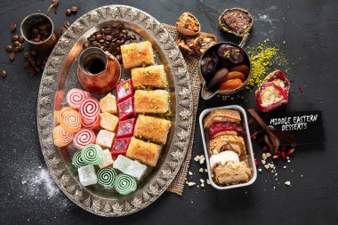 Geleneksel Türk Pastası Pistachio Dry Baklava kahve ve lezzetlerle. Kutlamaların kavramsal görüntüsü. Üst görünüm.