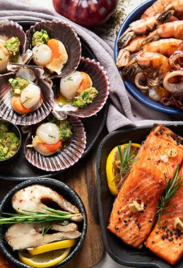 Hafif ahşap arka planda deniz ürünleri tabakları. Üst görünüm