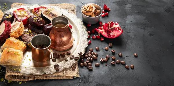 Türkçe zevklerin çeşitli parçalarının olduğu sıcak ve lezzetli bir kahve koyu bir arka planda bozulur. Geleneksel Arap yemekleri. Boşluğu kopyala