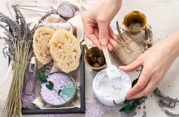 Organik kozmetik konsepti, yağlı cam şişe, pipet ve lavanta çiçekleri, arka planda fırça. Ev yapımı kozmetik ve güzellik konsepti. Üst görünüm.