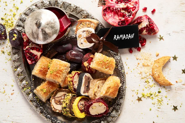 Geleneksel Türk yemeği, arap tatlısı, şam fıstıklı baklava karışımı. Ramazan tatlısı. Üst görünüm.
