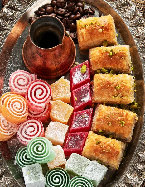 Geleneksel Türk Pastası Pistachio Dry Baklava kahve ve lezzetlerle. Kutlamaların kavramsal görüntüsü. Üst görünüm.