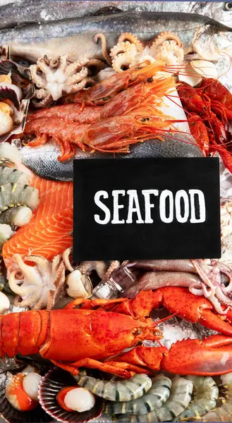 Taze çiğ balık ve deniz ürünleri çeşitleri. Sağlıklı ve dengeli diyet ya da yemek pişirme konsepti. Üst görünüm.