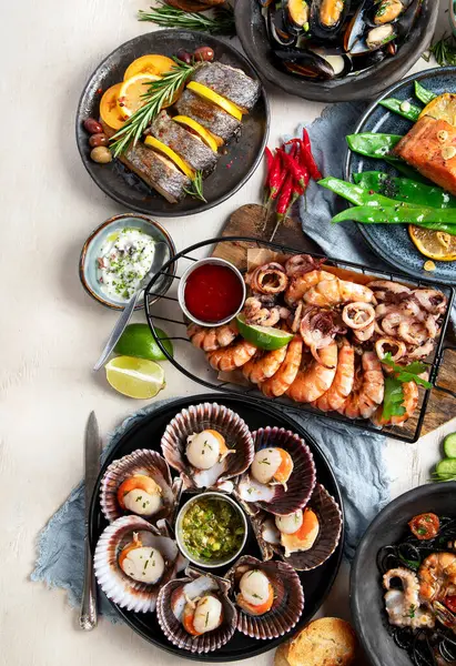 Çeşitli deniz ürünleri ve balık yemekleri. Beyaz arka planda sağlıklı gıda kavramı, üst görünüm.