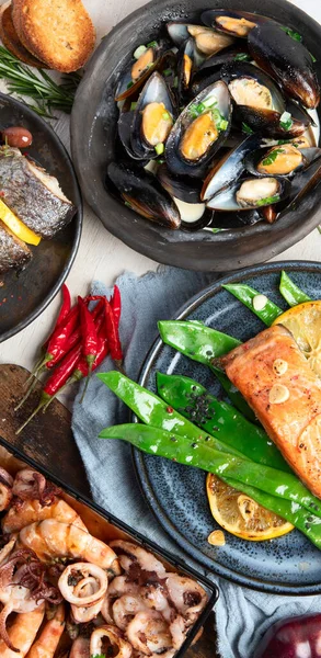 Çeşitli deniz ürünleri ve balık yemekleri. Beyaz arka planda sağlıklı gıda konsepti, üst manzara. Boşluğu kopyala.