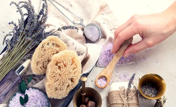 Organik kozmetik konsepti, yağlı cam şişe, pipet ve lavanta çiçekleri, arka planda fırça. Ev yapımı kozmetik ve güzellik konsepti. Üst görünüm.