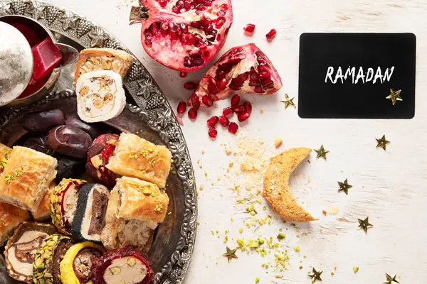 Geleneksel Türk yemeği, arap tatlısı, şam fıstıklı baklava karışımı. Ramazan tatlısı. Üst görünüm.