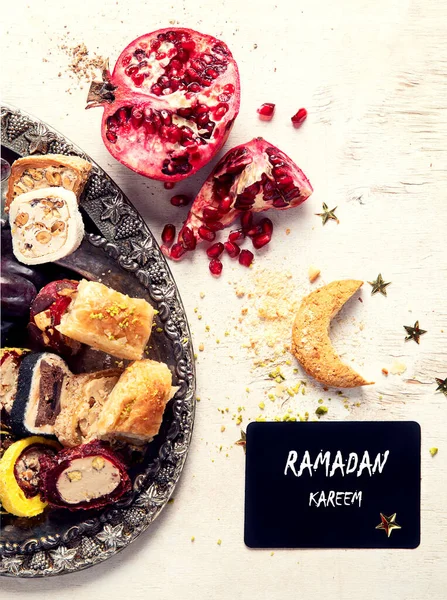 Geleneksel Türk yemeği, arap tatlısı, şam fıstıklı baklava karışımı. Ramazan tatlısı. Üst görünüm.