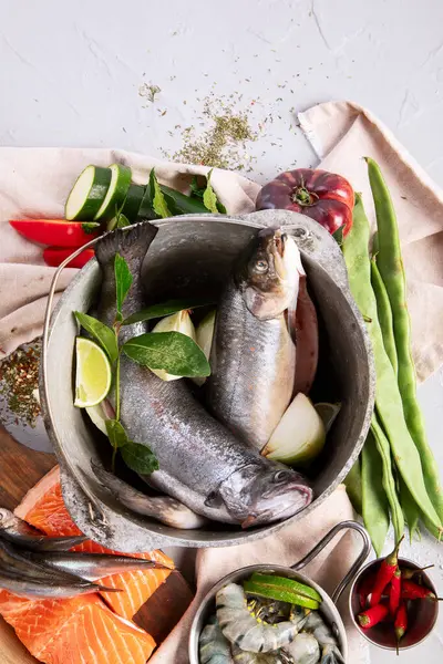 Pescado Con Hierbas Aromáticas Especias Verduras Comida Saludable Dieta Concepto — Foto de Stock