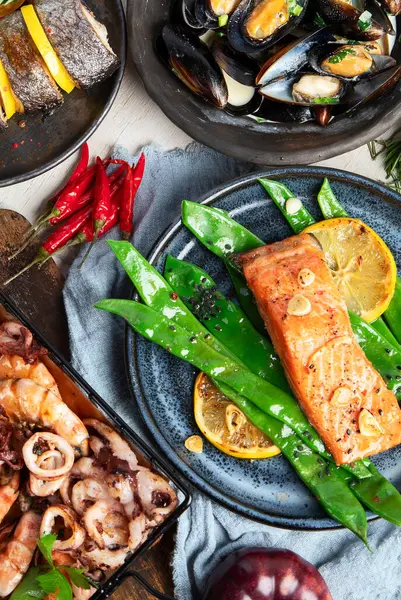 Çeşitli deniz ürünleri ve balık yemekleri. Beyaz arka planda sağlıklı gıda kavramı, üst görünüm.