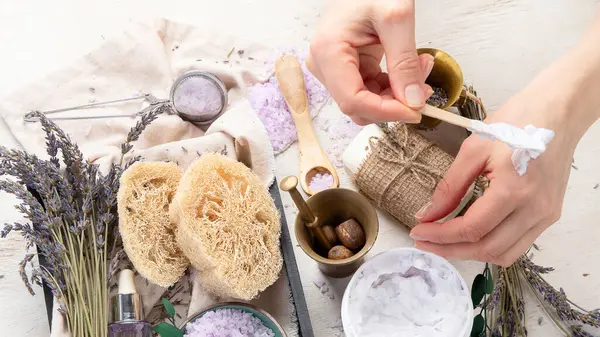 Organik kozmetik konsepti, yağlı cam şişe, pipet ve lavanta çiçekleri, arka planda fırça. Ev yapımı kozmetik ve güzellik konsepti. Üst görünüm.