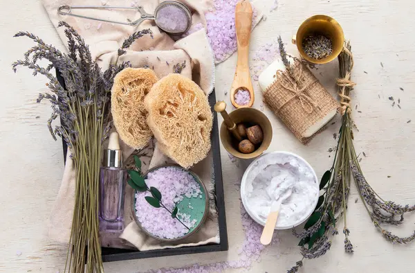 Organik kozmetik konsepti, yağlı cam şişe, pipet ve lavanta çiçekleri, arka planda fırça. Ev yapımı kozmetik ve güzellik konsepti. Üst görünüm.