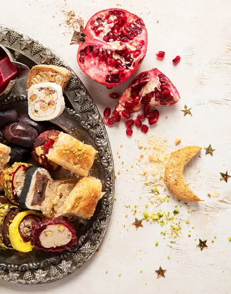 Geleneksel Türk yemeği, arap tatlısı, şam fıstıklı baklava karışımı. Ramazan tatlısı. Üst görünüm.