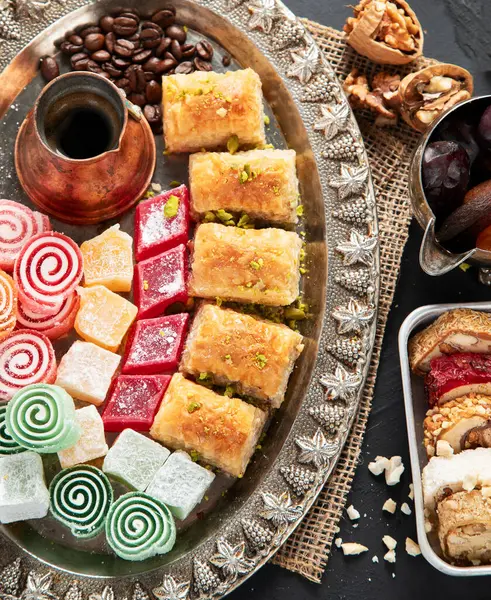 Geleneksel Türk Pastası Pistachio Dry Baklava kahve ve lezzetlerle. Kutlamaların kavramsal görüntüsü. Üst görünüm.