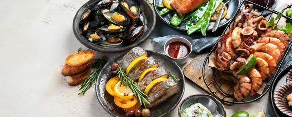 Çeşitli deniz ürünleri ve balık yemekleri. Beyaz arka planda sağlıklı gıda kavramı, üst görünüm.