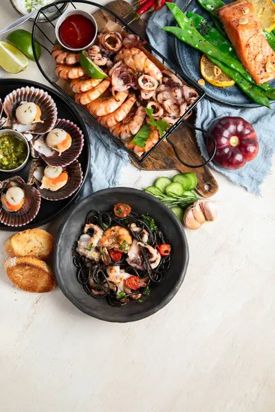 Çeşitli Deniz Ürünleri Balık Yemekleri Beyaz Arka Planda Sağlıklı Gıda — Stok fotoğraf
