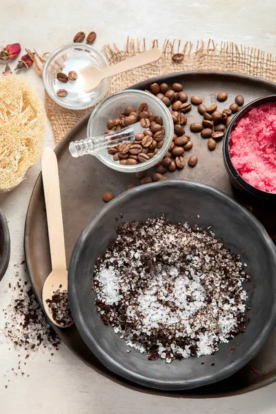 Bir kadının eli doğal bir kahve fırçası gibidir. Cilt bakım kozmetiği. Güzellik konsepti. Üst görünüm