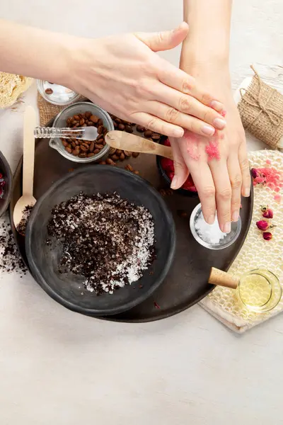 Bir kadının eli doğal bir kahve fırçası gibidir. Cilt bakım kozmetiği. Güzellik konsepti. Üst görünüm