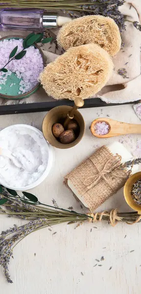 Organik kozmetik konsepti, yağlı cam şişe, pipet ve lavanta çiçekleri, arka planda fırça. Ev yapımı kozmetik ve güzellik konsepti. Üst görünüm.