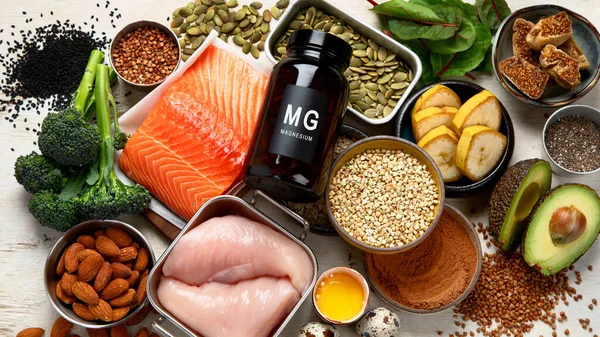 Doğal magnezyum içeren yiyecekler (MG). Sağlıklı gıda konsepti. Üst görünüm