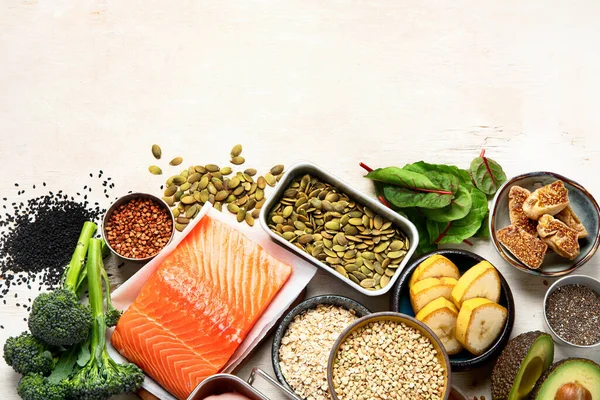 Doğal magnezyum içeren yiyecekler (MG). Sağlıklı gıda konsepti. Üst görünüm, alanı kopyala