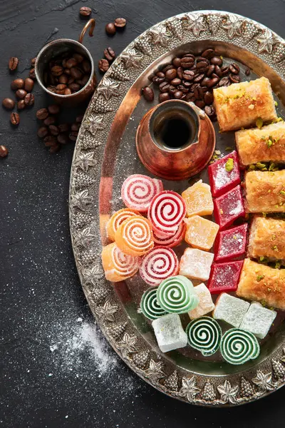 Geleneksel Türk Pastası Pistachio Dry Baklava kahve ve lezzetlerle. Kutlamaların kavramsal görüntüsü. Üst görünüm.