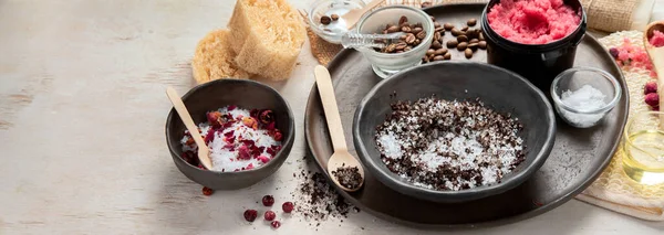 Bir kadının eli doğal bir kahve fırçası gibidir. Cilt bakım kozmetiği. Güzellik konsepti. Üst görünüm, pankart, kopyalama alanı