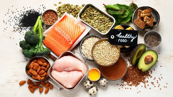 Doğal magnezyum içeren yiyecekler (MG). Sağlıklı gıda konsepti. Üst görünüm