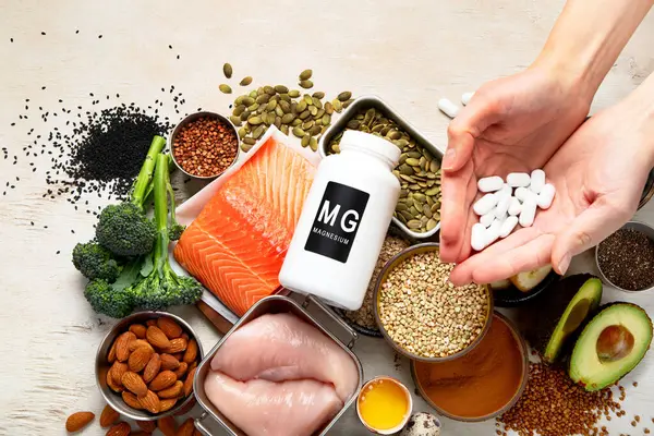 Doğal magnezyum içeren yiyecekler (MG). Sağlıklı gıda konsepti. Üst görünüm