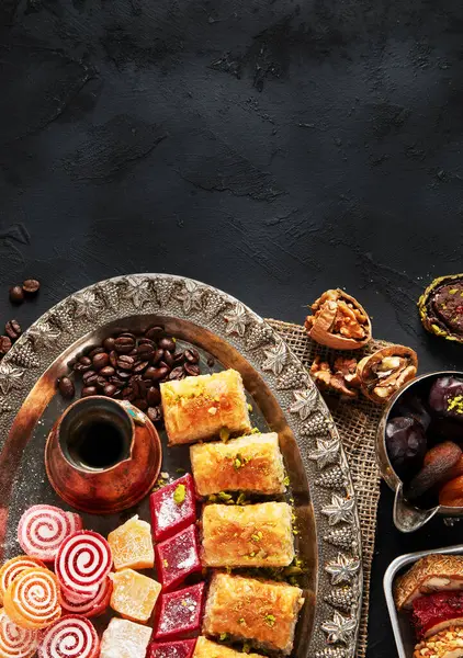 Geleneksel Türk Pastası Pistachio Dry Baklava kahve ve lezzetlerle. Kutlamaların kavramsal görüntüsü. Üst Manzara. Boşluğu kopyala.