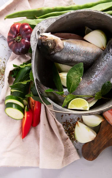 带有香味的香草 香料和蔬菜的鱼 健康的食物 饮食或白色背景的烹调概念 顶部视图 — 图库照片