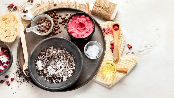 Bir kadının eli doğal bir kahve fırçası gibidir. Cilt bakım kozmetiği. Güzellik konsepti. Üst görünüm, alanı kopyala