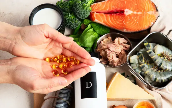 Sağlıklı yiyecekler D vitamini içerir. Beyaz arka planda D vitamini kaynakları. Üst görünüm.