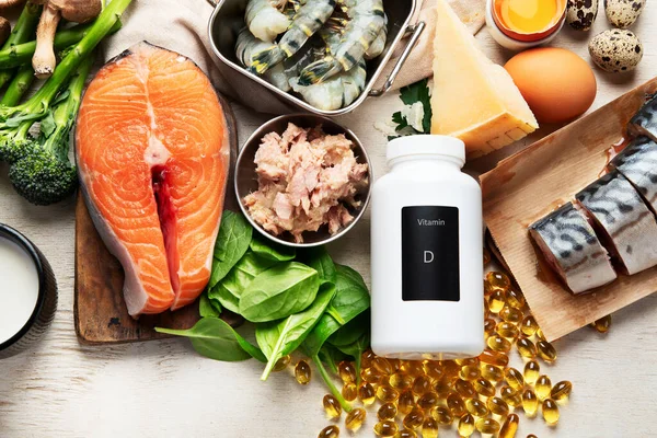 Sağlıklı yiyecekler D vitamini içerir. Beyaz arka planda D vitamini kaynakları. Üst görünüm.