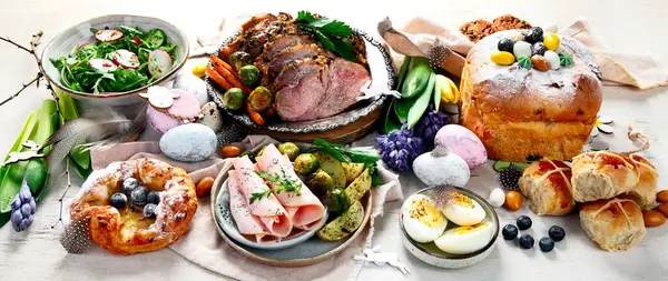 Paskalya yemeği. Geleneksel yemek. Aile bahar etkinliği. Üst görünüm, afiş