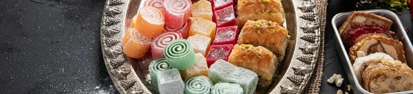 Geleneksel Türk Pastası Pistachio Dry Baklava kahve ve lezzetlerle. Kutlamaların kavramsal görüntüsü. Üst görünüm.