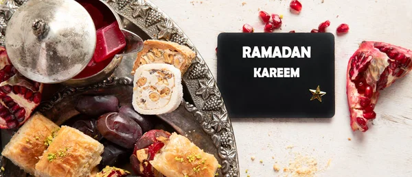 Geleneksel Türk yemeği, arap tatlısı, şam fıstıklı baklava karışımı. Ramazan tatlısı. Üst Manzara. Panorama, bayrak.