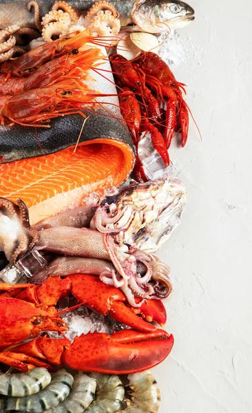 Taze çiğ balık ve deniz ürünleri çeşitleri. Sağlıklı ve dengeli diyet ya da yemek pişirme konsepti. Üst görünüm.