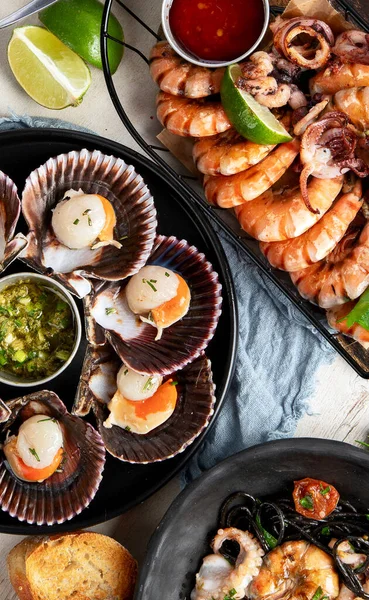 Çeşitli deniz ürünleri ve balık yemekleri. Beyaz arka planda sağlıklı gıda kavramı, üst görünüm.