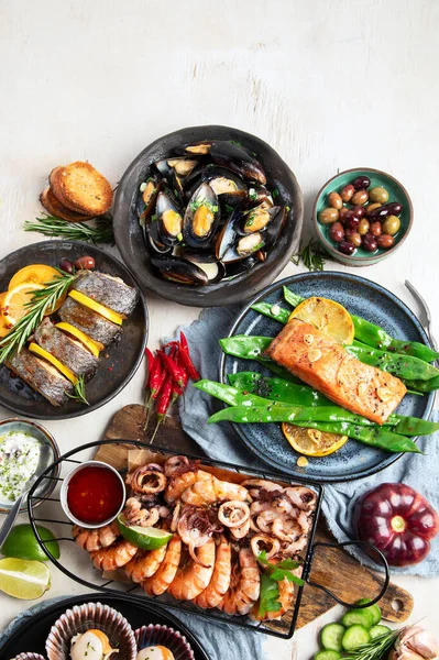 Çeşitli deniz ürünleri ve balık yemekleri. Beyaz arka planda sağlıklı gıda konsepti, üst manzara. Boşluğu kopyala.