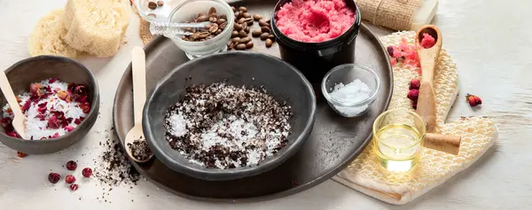 Bir kadının eli doğal bir kahve fırçası gibidir. Cilt bakım kozmetiği. Güzellik konsepti. Üst görünüm, afiş