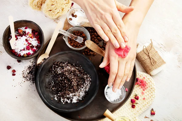 Bir kadının eli doğal bir kahve fırçası gibidir. Cilt bakım kozmetiği. Güzellik konsepti. Üst görünüm