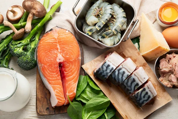 Sağlıklı yiyecekler D vitamini içerir. Beyaz arka planda D vitamini kaynakları. Üst görünüm.