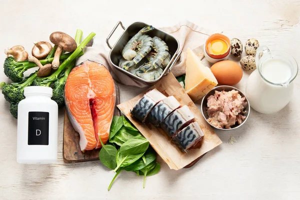 Sağlıklı yiyecekler D vitamini içerir. Beyaz arka planda D vitamini kaynakları. Üst görünüm.